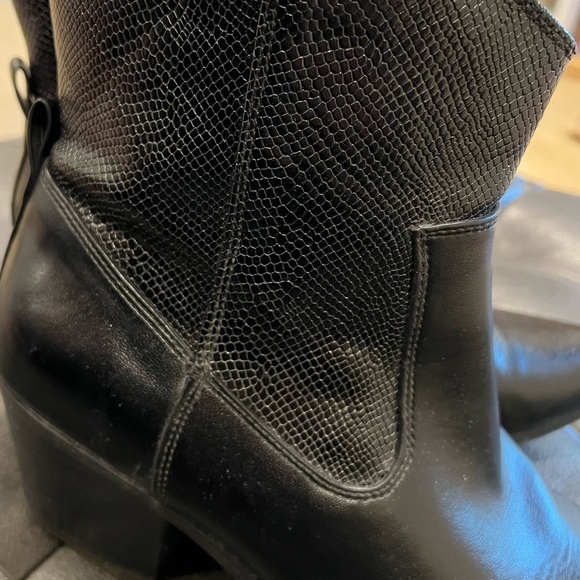 Women’s Black Amaravali Ankle Boots with Textured Detail Size 8.5 - Picture 4 of 10